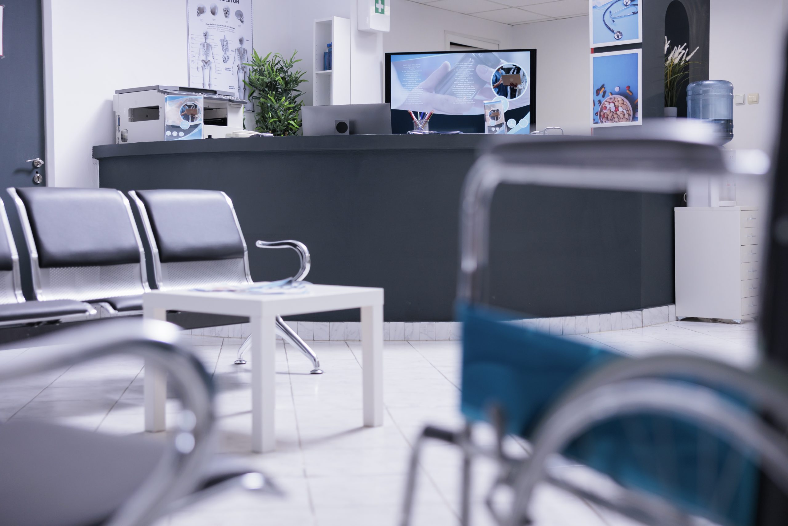 L'image montre un espace d'accueil au sein d'un établissement de santé.