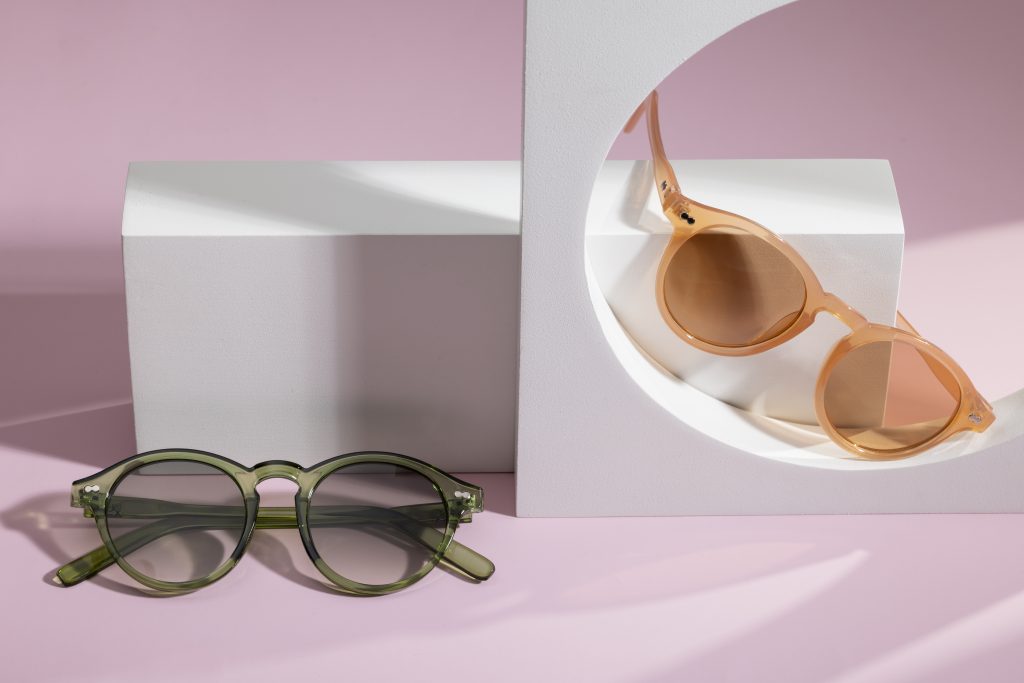 EGGO agence les magasins d'optique. cette image montre deux paires de lunettes, mises en place astucieusement, au sein d'un agencement global